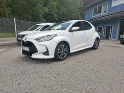 Vit Begagnad 2020 Toyota Yaris Hybrid Active Halvkombi | 169 900 kr (Marknadspris)