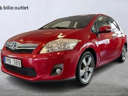 Mörkröd Begagnad 2012 Toyota Auris Hybrid Comfort Halvkombi | 114 900 kr (Marknadspris)