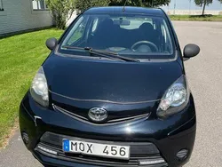 Svart Begagnad 2013 Toyota Aygo Halvkombi | 27 900 kr (Superpris)