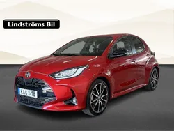 Röd Begagnad 2022 Toyota Yaris Hybrid Sport Halvkombi | 254 900 kr (Marknadspris)