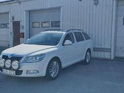 Vit Begagnad 2011 Skoda Octavia Elegance Kombi | 46 500 kr (Marknadspris)