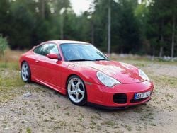 Röd Begagnad 2003 Porsche 911 Carrera 4 Sportkupé | 520 000 kr