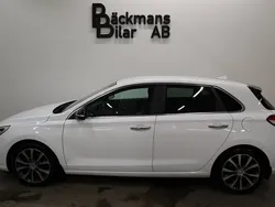 Vit Begagnad 2017 Hyundai i30 Comfort Halvkombi | 167 000 kr (Marknadspris)