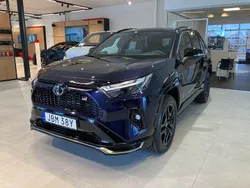 Mörkblå (blå) Ny 2025 Toyota RAV4 Hybrid Sport SUV | 597 900 kr (Marknadspris)