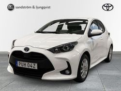 Vit Begagnad 2022 Toyota Yaris Hybrid Active Halvkombi | 209 000 kr (Marknadspris)