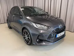 Mörkgrå Begagnad 2023 Toyota Yaris Hybrid Sport Halvkombi | 279 899 kr (Marknadspris)