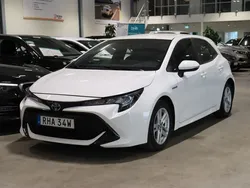 Vit Begagnad 2021 Toyota Corolla Hybrid Active Halvkombi | 214 900 kr (Marknadspris)