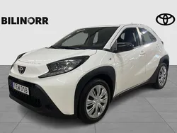 Vit Begagnad 2023 Toyota Aygo Play Halvkombi | 199 400 kr (Lite dyr)