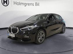 Svart Begagnad 2022 BMW 118 Sport Line Halvkombi | 224 500 kr (Marknadspris)