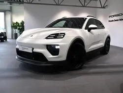 Vit (white) Begagnad 2024 Porsche Macan SUV | 1 095 000 kr
