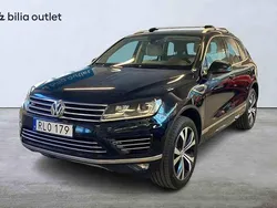 Mörkblå Begagnad 2017 VW Touareg R-line SUV | 229 000 kr (Marknadspris)