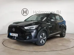 Svart (pebble black) Begagnad 2022 MG ZS Luxury Sedan | 219 900 kr (Bra pris)
