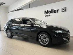 Svart (grenadilla black metallic) Ny 2025 VW Passat Elegance Kombi | 538 600 kr (Bra pris)