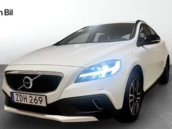 Vit Begagnad 2017 Volvo V40 CC Momentum Kombi | 184 900 kr (Marknadspris)