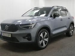Grå Begagnad 2023 Volvo XC40 Plus SUV | 359 900 kr (Marknadspris)