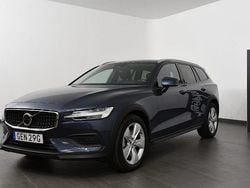 Mörkblå Begagnad 2024 Volvo V60 CC Core Kombi | 415 800 kr (Marknadspris)