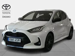 Vit Begagnad 2023 Toyota Yaris Hybrid Style Halvkombi | 249 900 kr (Marknadspris)