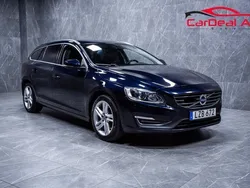 Mörkblå Begagnad 2015 Volvo V60 Summum Kombi | 149 800 kr (Marknadspris)
