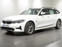 Vit Begagnad 2021 BMW 330e Sport Line Kombi | 299 800 kr (Marknadspris)
