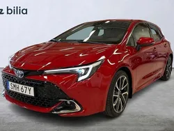 Röd Begagnad 2023 Toyota Corolla Hybrid Executive Halvkombi | 309 900 kr (Marknadspris)