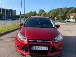 Röd Begagnad 2012 Ford Focus Titanium Halvkombi | 59 000 kr (Marknadspris)