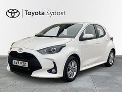 Vit Begagnad 2024 Toyota Yaris Hybrid Active Halvkombi | 227 000 kr (Marknadspris)
