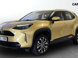 Gul (yellow) Begagnad 2022 Toyota Yaris Hybrid Active Halvkombi | 249 900 kr (Dyr)
