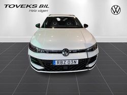 Vit (oryx white pearl) Ny 2025 VW Passat R-line Kombi | 572 600 kr (Marknadspris)