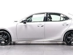 Pärlemors vit Begagnad 2016 Lexus IS300h Sedan | 230 000 kr (Lite dyr)