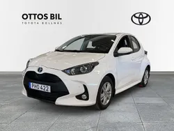 Vit Begagnad 2022 Toyota Yaris Hybrid Comfort Halvkombi | 224 000 kr (Marknadspris)