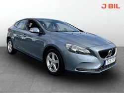 Ljusblå Begagnad 2018 Volvo V40 Kinetic Kombi | 179 900 kr (Marknadspris)