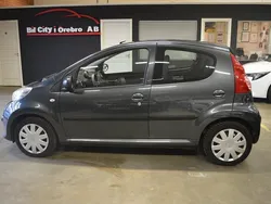 Mörkgrå (grå) Begagnad 2007 Peugeot 107 Halvkombi | 32 999 kr (Marknadspris)