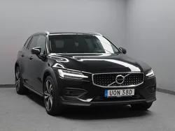 Svart Begagnad 2020 Volvo V60 CC Momentum Kombi | 269 800 kr (Bra pris)