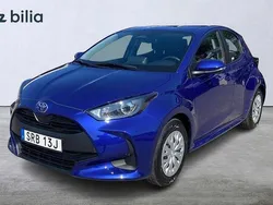 Mörkblå Begagnad 2024 Toyota Yaris Hybrid Active Halvkombi | 249 900 kr (Marknadspris)