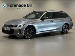 Grå (skyscraper grå metallic) Begagnad 2024 BMW 330e M Sport Kombi | 489 000 kr (Marknadspris)