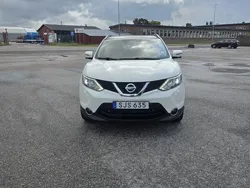Vit Begagnad 2015 Nissan Qashqai SUV | 120 000 kr (Marknadspris)