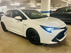 Vit Begagnad 2020 Toyota Corolla Hybrid Active Halvkombi | 209 000 kr (Marknadspris)