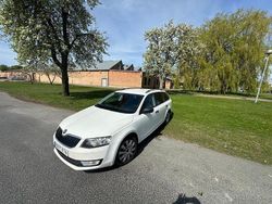Vit Begagnad 2016 Skoda Octavia Kombi | 98 500 kr (Marknadspris)