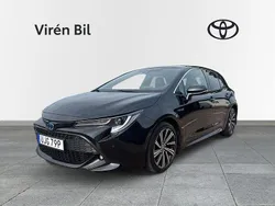 Svart Begagnad 2021 Toyota Corolla Hybrid Style Halvkombi | 235 000 kr (Marknadspris)