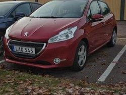Röd Begagnad 2014 Peugeot 208 Halvkombi | 75 000 kr (Marknadspris)