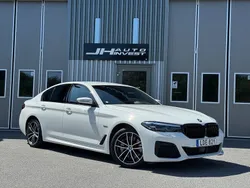 Vit Begagnad 2022 BMW 530e M Sport Sedan | 429 900 kr (Marknadspris)