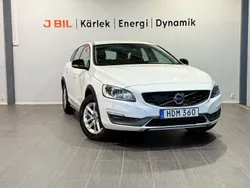 Vit Begagnad 2015 Volvo V60 CC Momentum Kombi | 159 900 kr (Marknadspris)