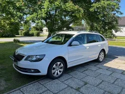 Vit Begagnad 2014 Skoda Superb Ambition Kombi | 103 000 kr (Marknadspris)