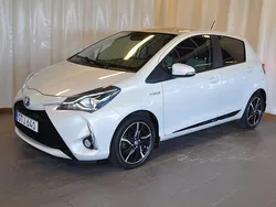 Ljusgrå Begagnad 2017 Toyota Yaris Hybrid Halvkombi | 139 000 kr (Bra pris)