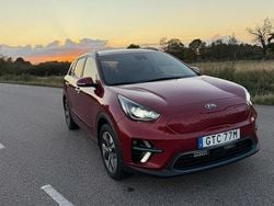 Röd Begagnad 2019 Kia e-Niro 2 SUV | 159 500 kr (Marknadspris)