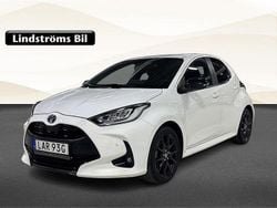 Vit Begagnad 2022 Toyota Yaris Hybrid Style Halvkombi | 249 900 kr (Marknadspris)