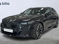 Svart (safir svart) Begagnad 2025 BMW 530e M Sport Kombi | 789 900 kr (Dyr)