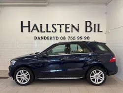Mörkblå (blå) Begagnad 2014 Mercedes ML350 Night SUV | 199 000 kr