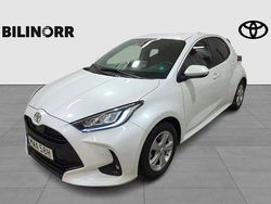 Vit Begagnad 2024 Toyota Yaris Hybrid Style Halvkombi | 269 900 kr