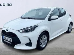 Vit Begagnad 2023 Toyota Yaris Hybrid Active Halvkombi | 219 900 kr (Marknadspris)